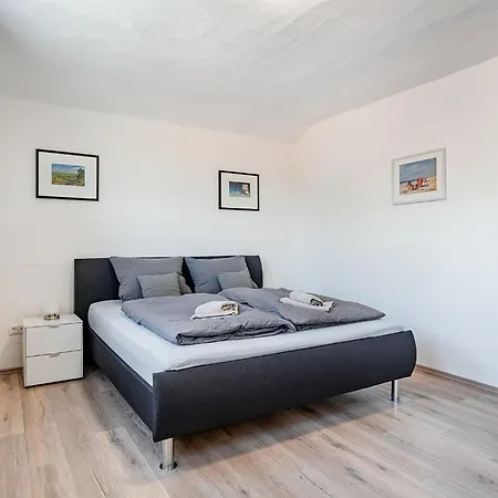 Flut Mit Loggia Und Schoenem Ausblick Am Badesee Tannenhausen * Aurich