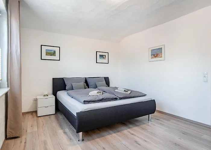 Flut Mit Loggia Und Schoenem Ausblick Am Badesee Tannenhausen * Aurich